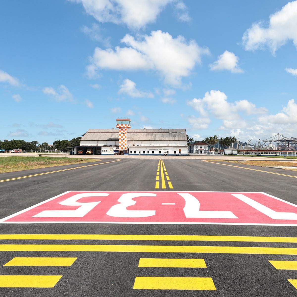 Prefeitura de Guarujá assinou contrato com empresa que vai contratar dois planos voltados à segurança para o Aeroporto Civil Metropolitano