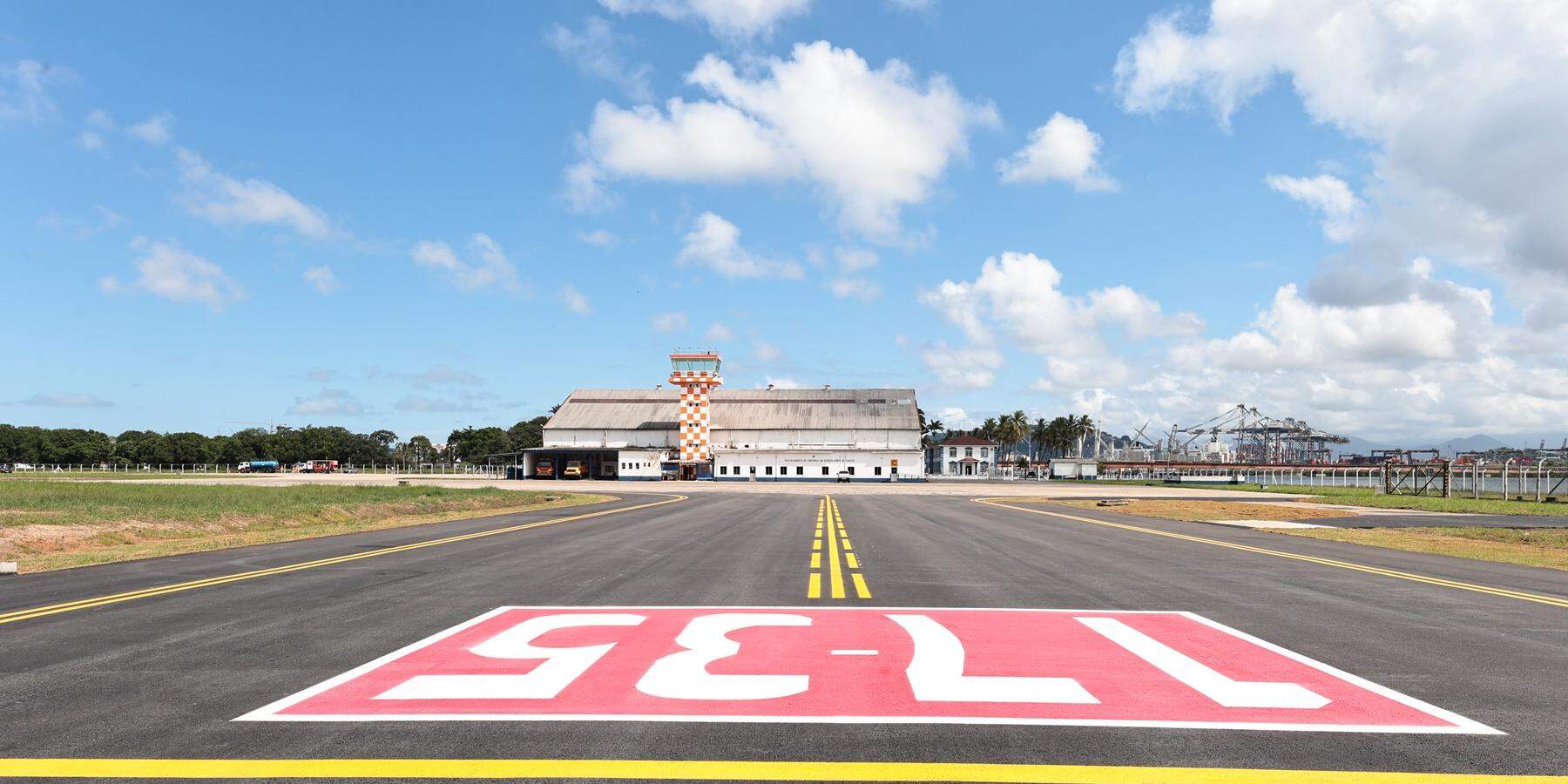 Prefeitura de Guarujá assinou contrato com empresa que vai contratar dois planos voltados à segurança para o Aeroporto Civil Metropolitano