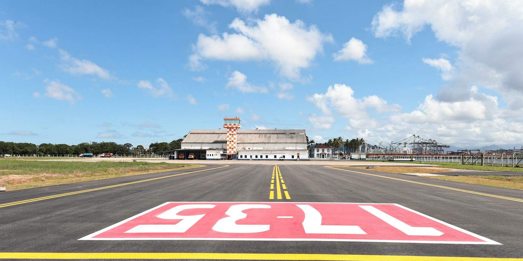 Prefeitura de Guarujá assinou contrato com empresa que vai contratar dois planos voltados à segurança para o Aeroporto Civil Metropolitano