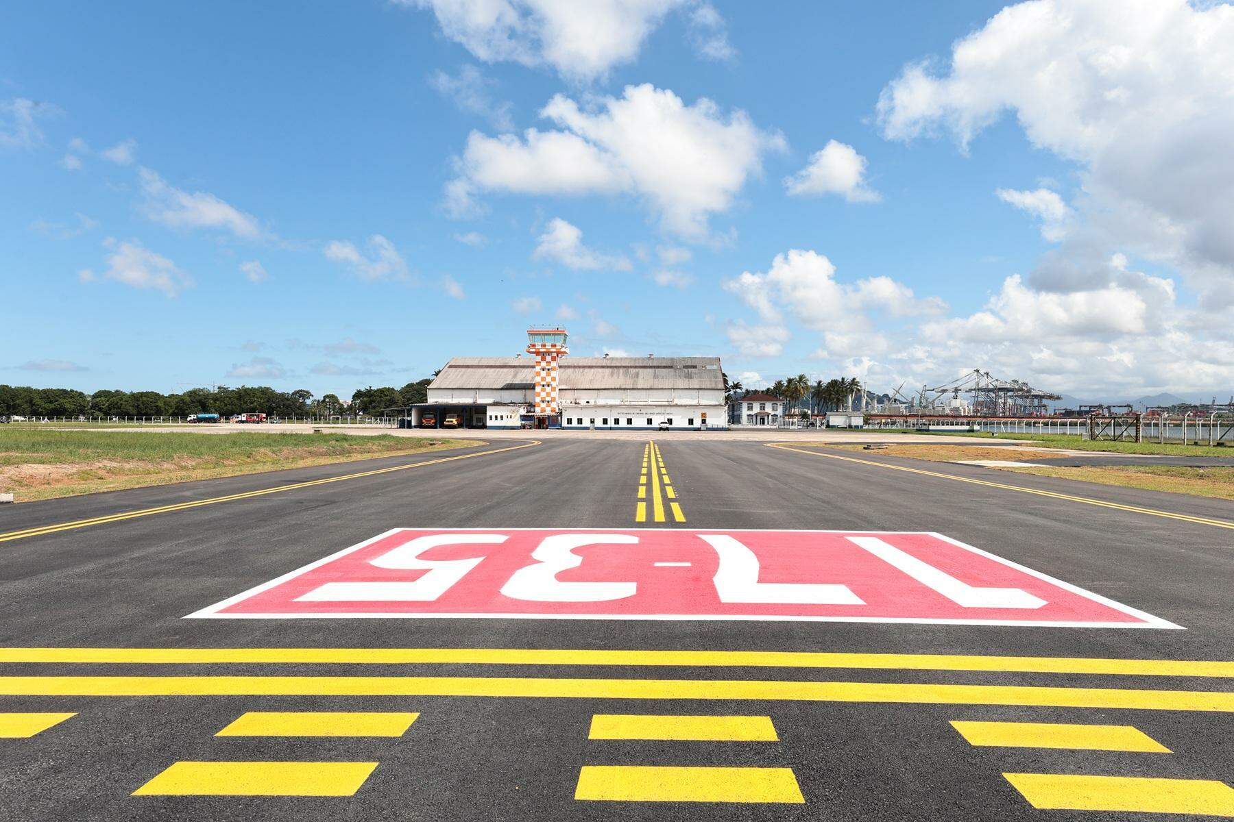 Prefeitura de Guarujá assinou contrato com empresa que vai contratar dois planos voltados à segurança para o Aeroporto Civil Metropolitano
