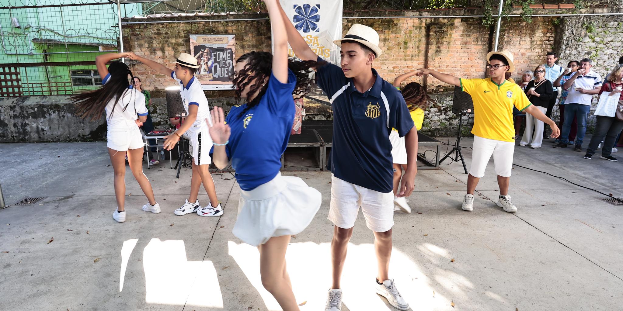 Apresentação de dança com ritmos brasileiros, valorização da nossa identidade e ancestralidade cultural