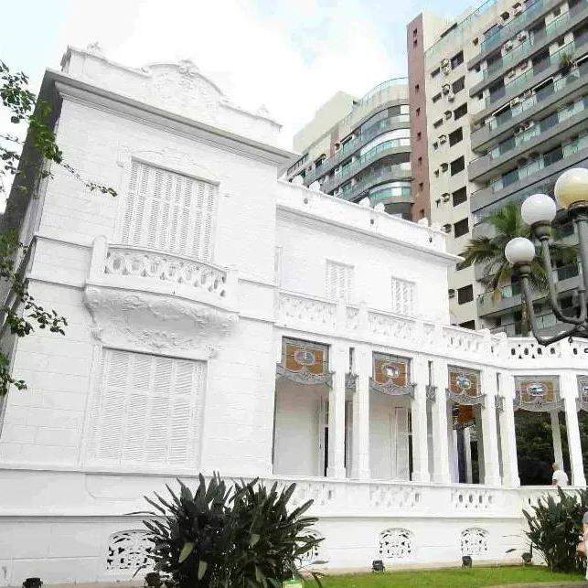 Casarão Branco fica localizado na Avenida Bartolomeu de Gusmão, 15, Boqueirão
