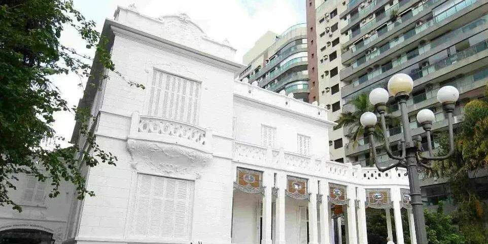 Casarão Branco fica localizado na Avenida Bartolomeu de Gusmão, 15, Boqueirão