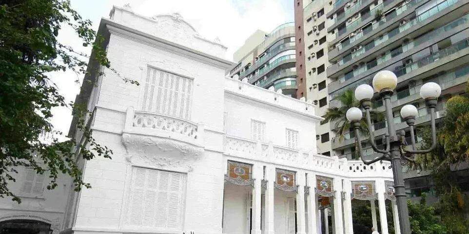 Os ingressos devem ser retirados no Casarão Branco, a partir das 16 horas, máximo dois por pessoa