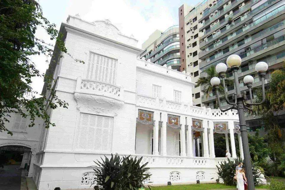 Os ingressos devem ser retirados no Casarão Branco, a partir das 16 horas, máximo dois por pessoa