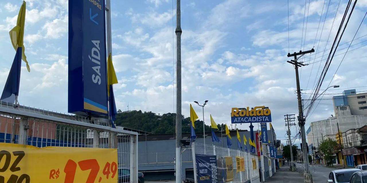 As irregularidades foram apontadas no Roldão Atacadista do bairro Vila Mathias, em Santos