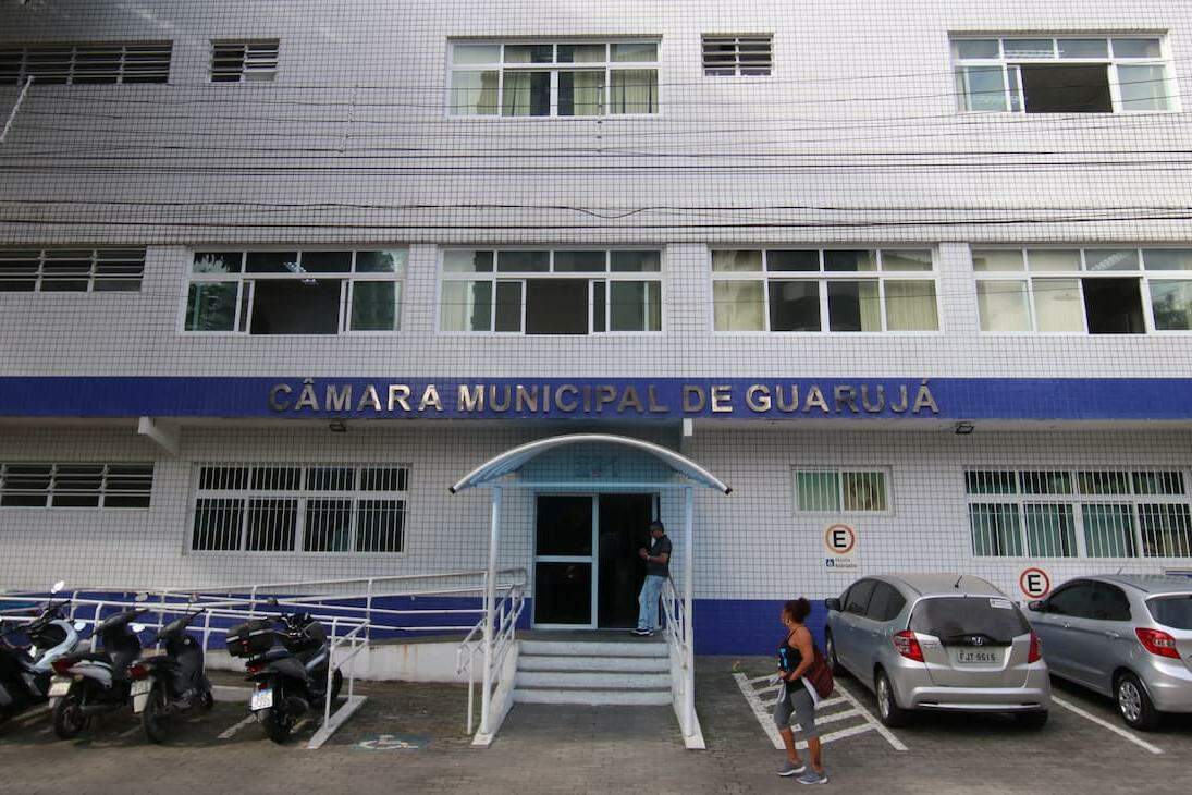 Guarujá pode liberar cães na praia em decisão nesta terça-feira