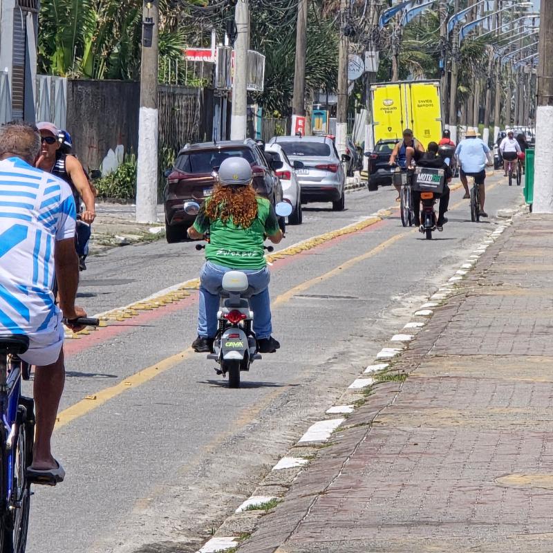 As bicicletas e demais veículos de propulsão exclusivamente humana ficam proibidos de circular nas pistas de rolamento de ruas, avenidas, rodovias e estradas que já contem com ciclovias ou ciclofaixas