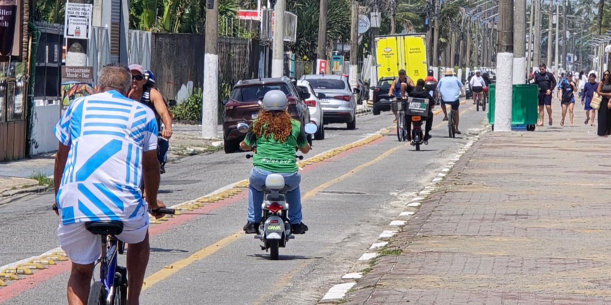 As bicicletas e demais veículos de propulsão exclusivamente humana ficam proibidos de circular nas pistas de rolamento de ruas, avenidas, rodovias e estradas que já contem com ciclovias ou ciclofaixas