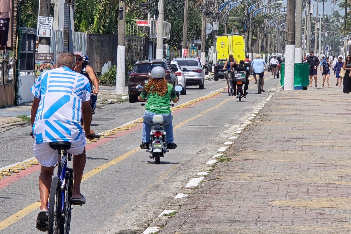 As bicicletas e demais veículos de propulsão exclusivamente humana ficam proibidos de circular nas pistas de rolamento de ruas, avenidas, rodovias e estradas que já contem com ciclovias ou ciclofaixas