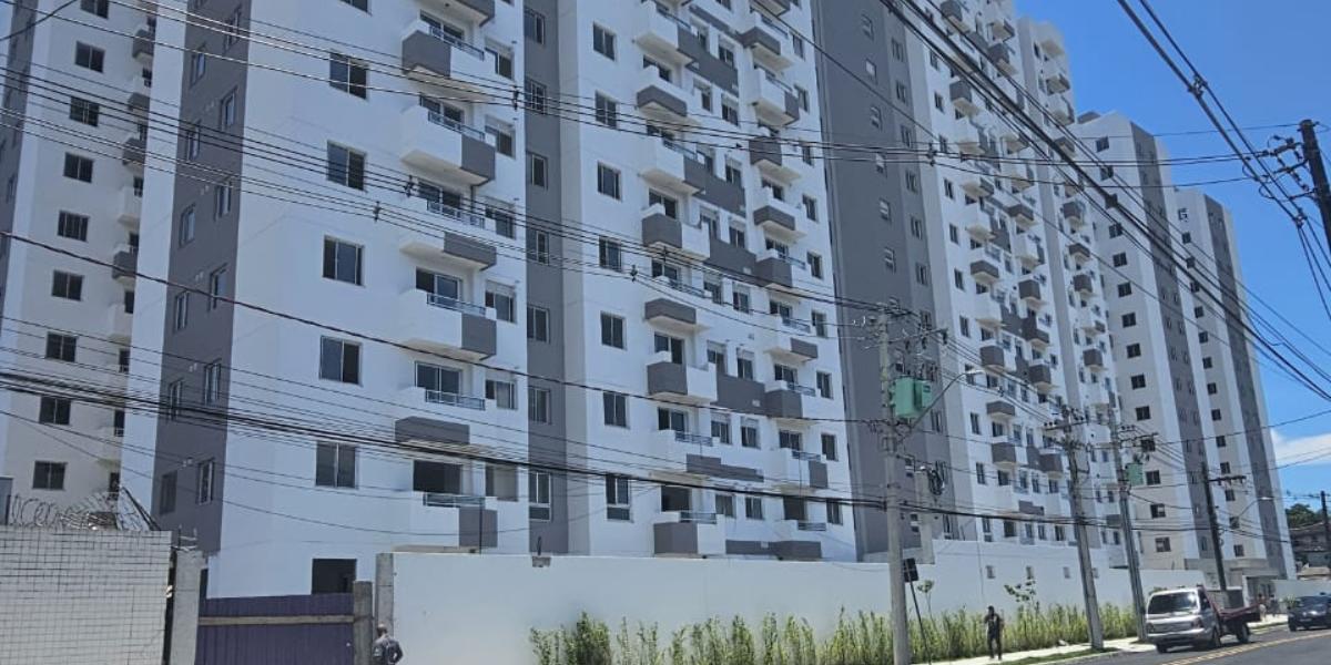 Morador diz que prédio já era para ter sido entregue em junho, mas mesmo depois dos 180 dias de atraso permitidos em contrato, a construtora ainda não deu retorno para os compradores