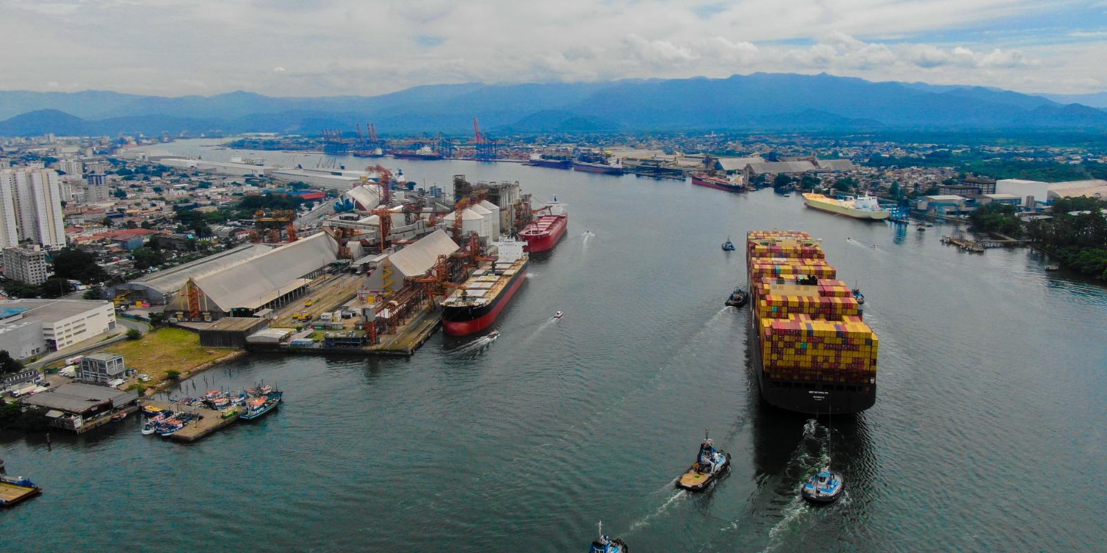 Cerca de 40 vagas de emprego são oferecidas no Porto de Santos