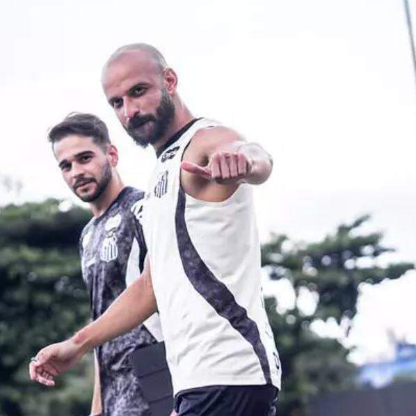 Thaciano participou do trabalho no gramado com os jogadores nesta terça-feira (7)