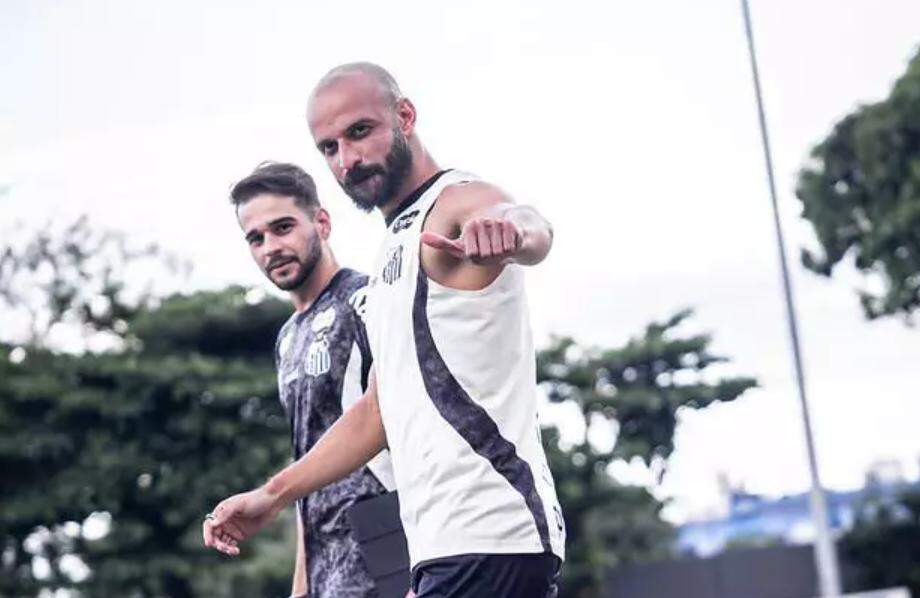 Thaciano participou do trabalho no gramado com os jogadores nesta terça-feira (7)