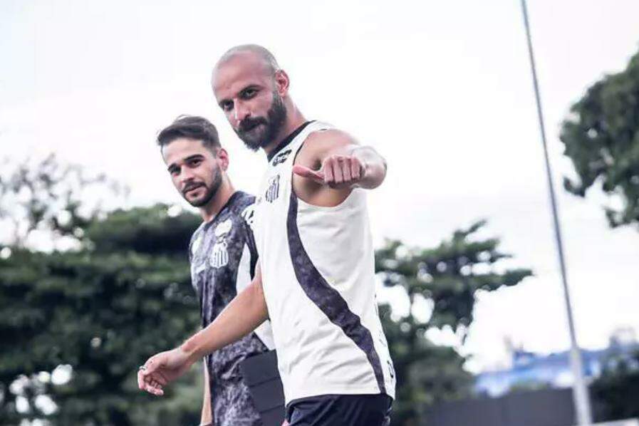 Thaciano volta a treinar e pode reforçar Santos contra o Botafogo