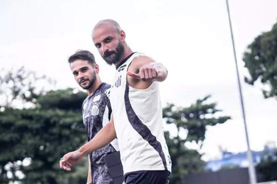 Thaciano participou do trabalho no gramado com os jogadores nesta terça-feira (7)