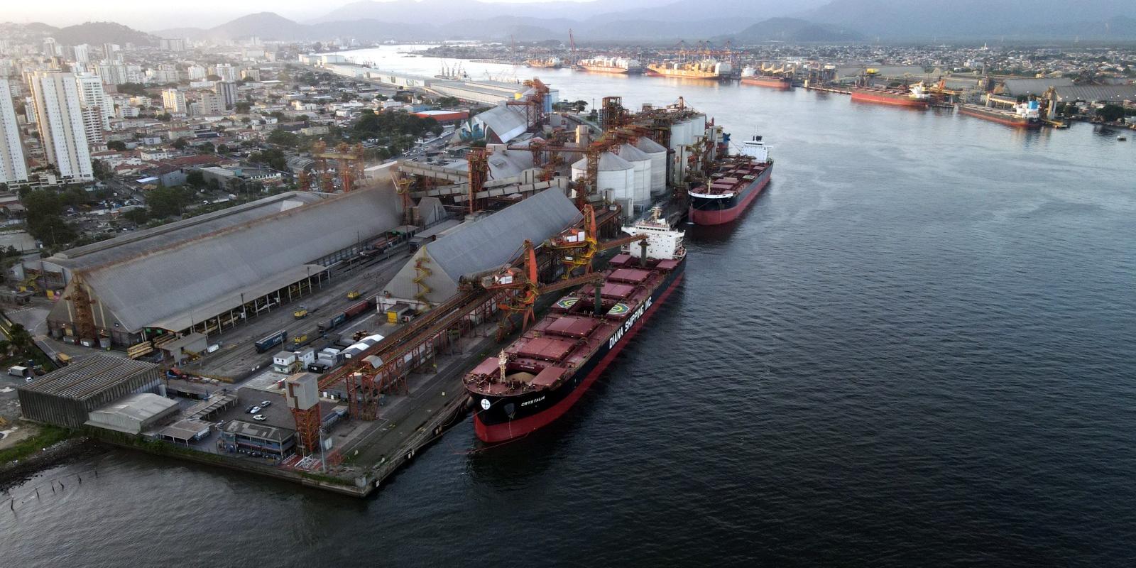 Vagas estão disponíveis no Porto de Santos