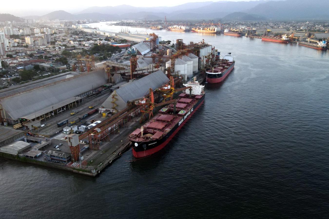 Vagas estão disponíveis no Porto de Santos