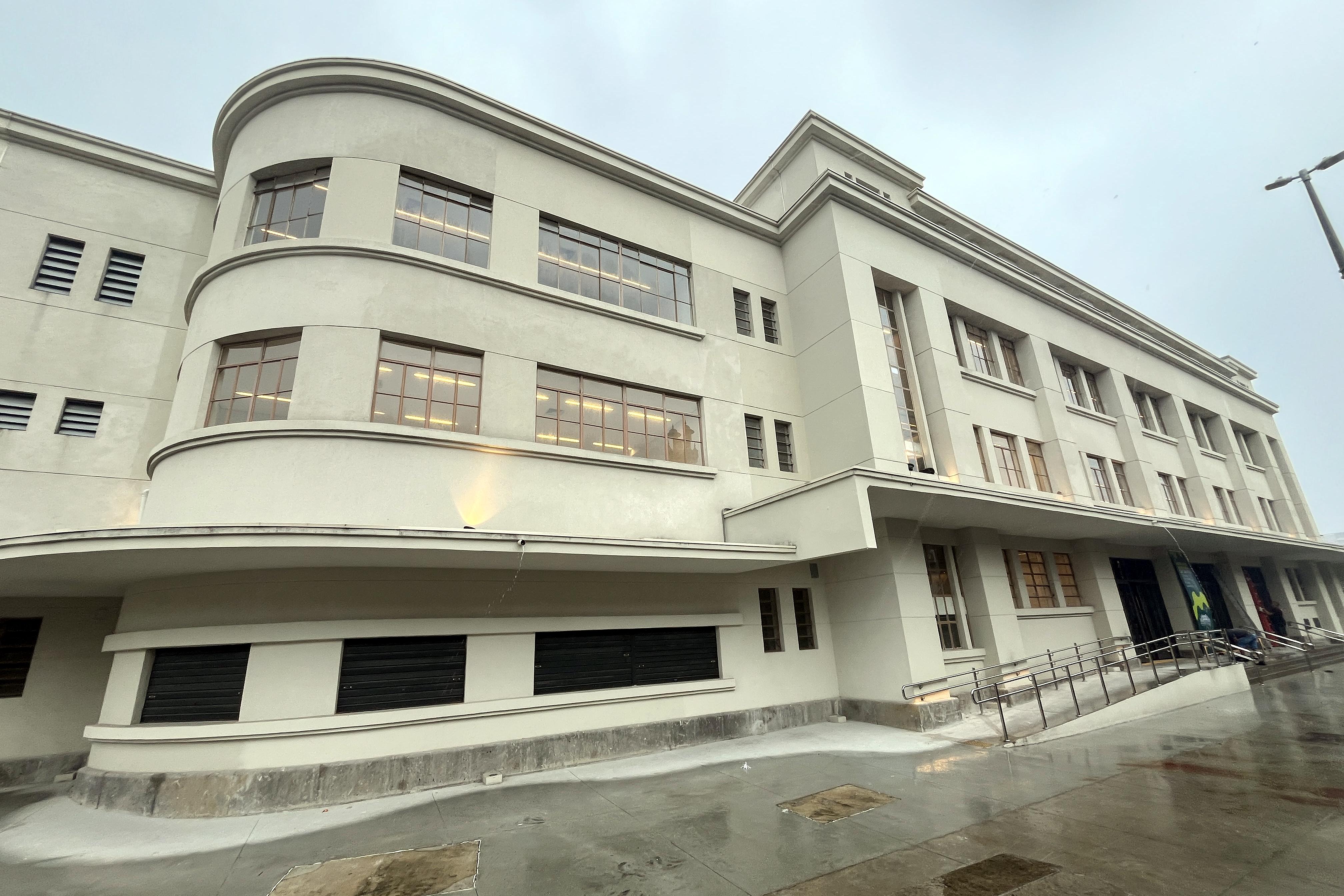 Sua restauração e sua ocupação, a princípio com eventos culturais, gastronomia e empreendedorismo, aponta mais uma vez para a mensagem de que Santos é muito mais que a sua linda praia e seu jardim