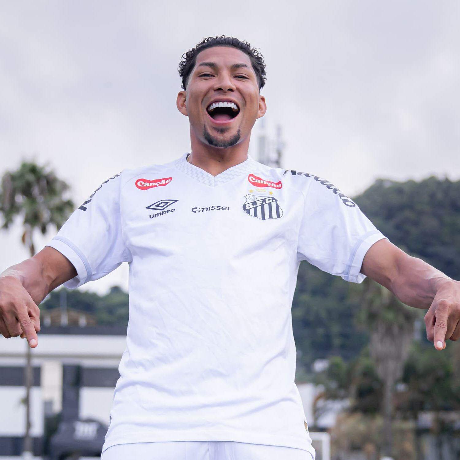 Rony participou de toda a intertemporada e, em tese, reúne melhores condições físicas para ir a campo