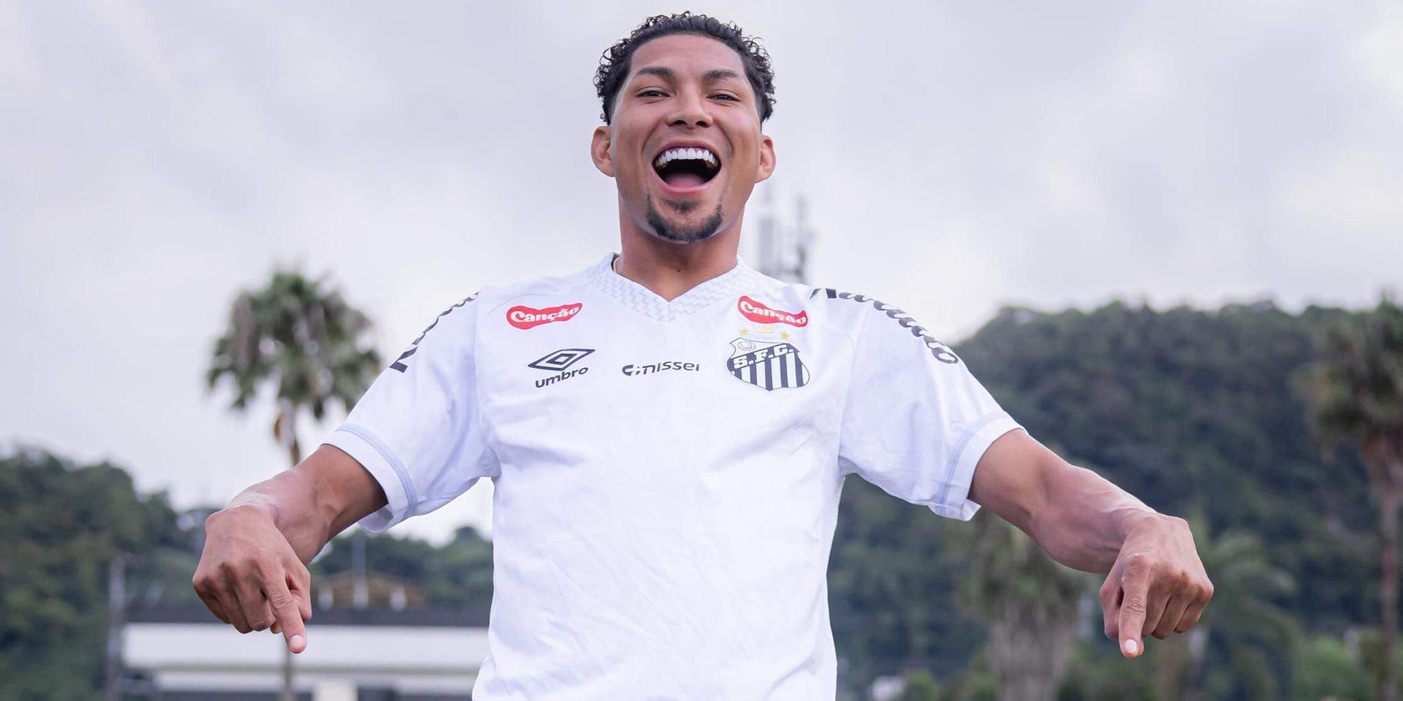 Rony participou de toda a intertemporada e, em tese, reúne melhores condições físicas para ir a campo