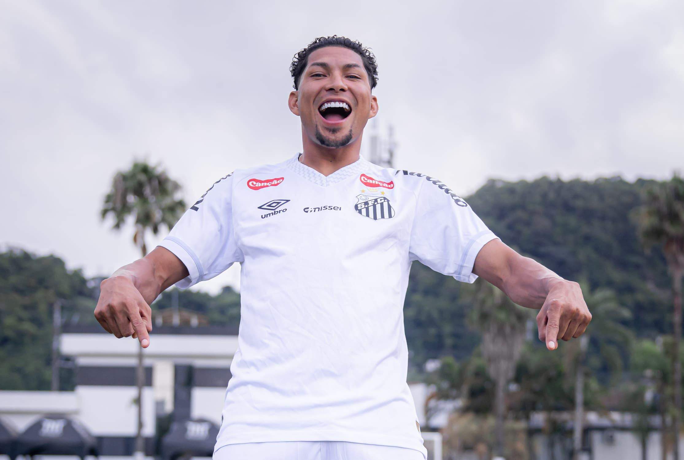 Rony participou de toda a intertemporada e, em tese, reúne melhores condições físicas para ir a campo