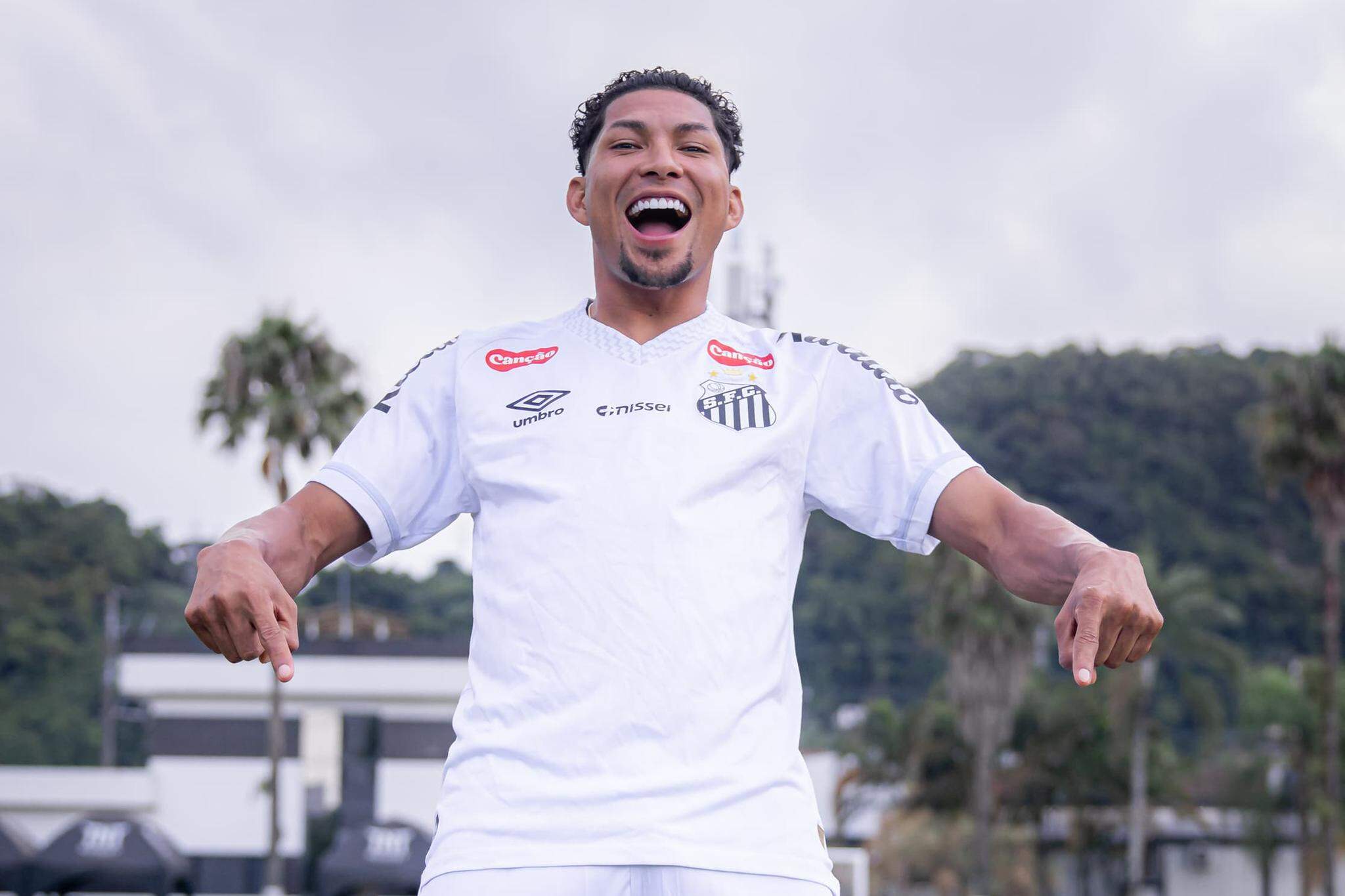 Rony participou de toda a intertemporada e, em tese, reúne melhores condições físicas para ir a campo