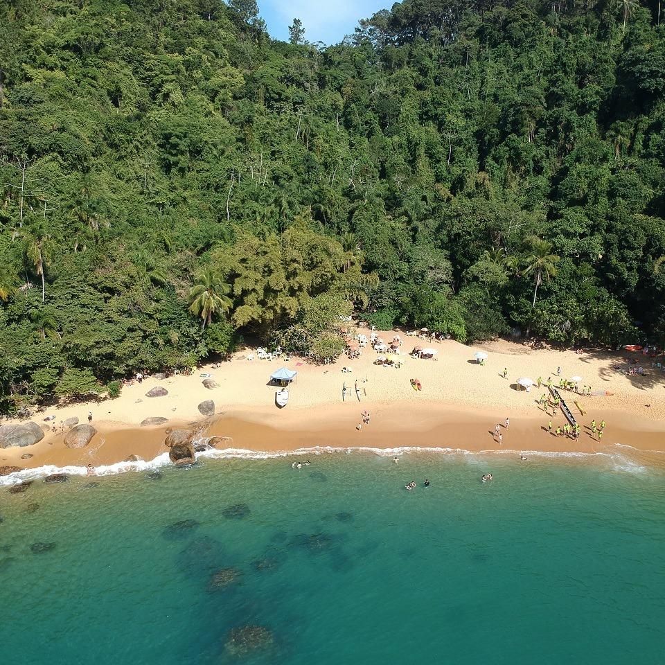 Praia de águas cristalinas e muita mata preservada