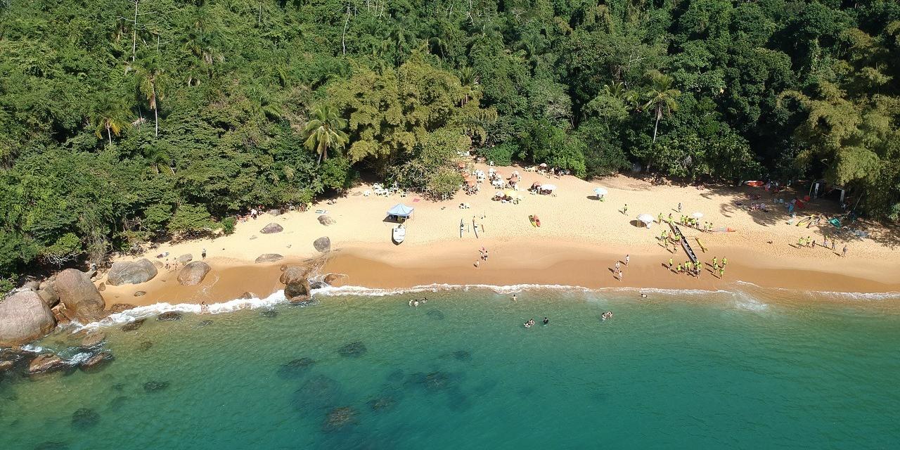Praia de águas cristalinas e muita mata preservada