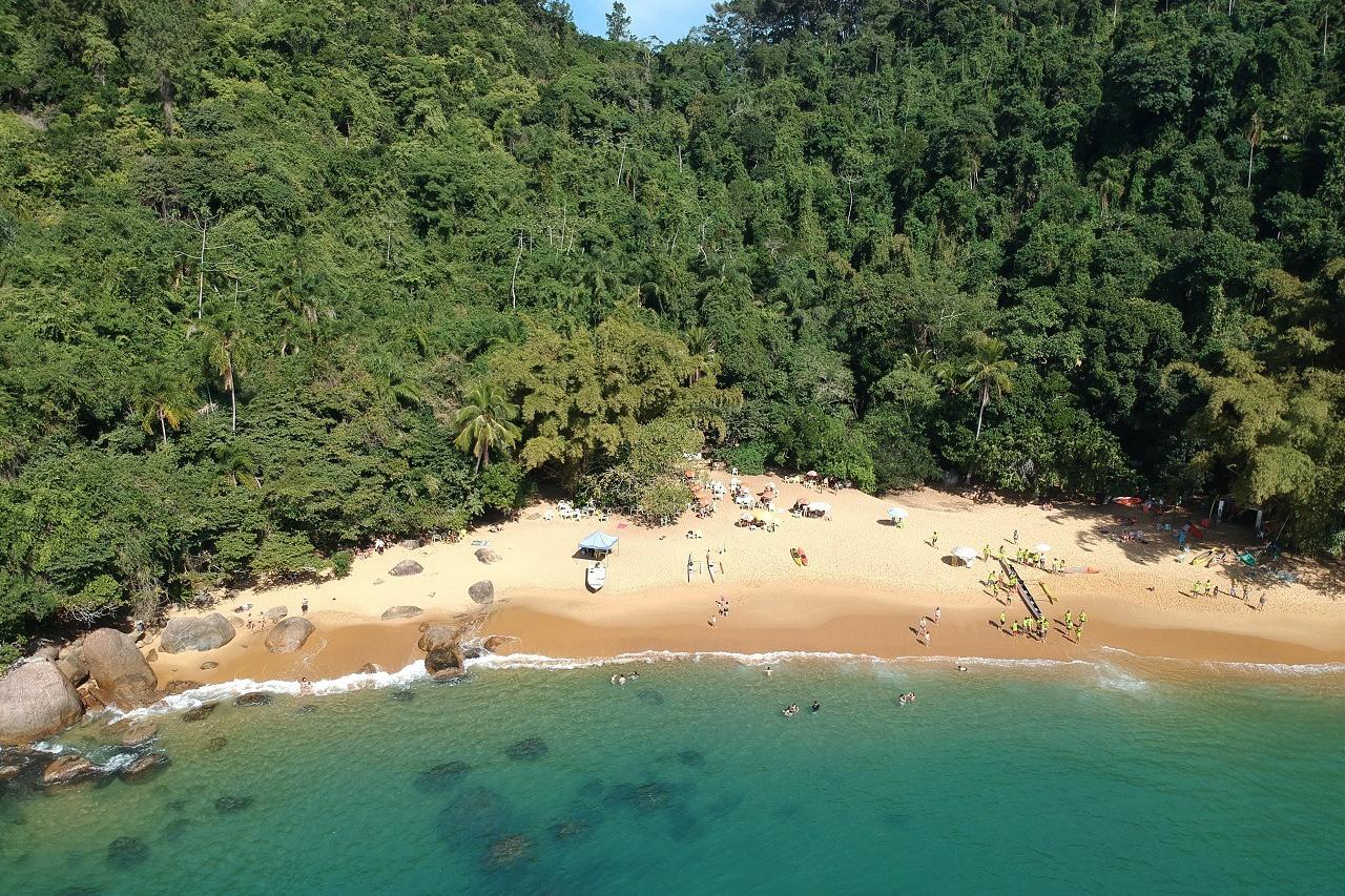 Praia de águas cristalinas e muita mata preservada