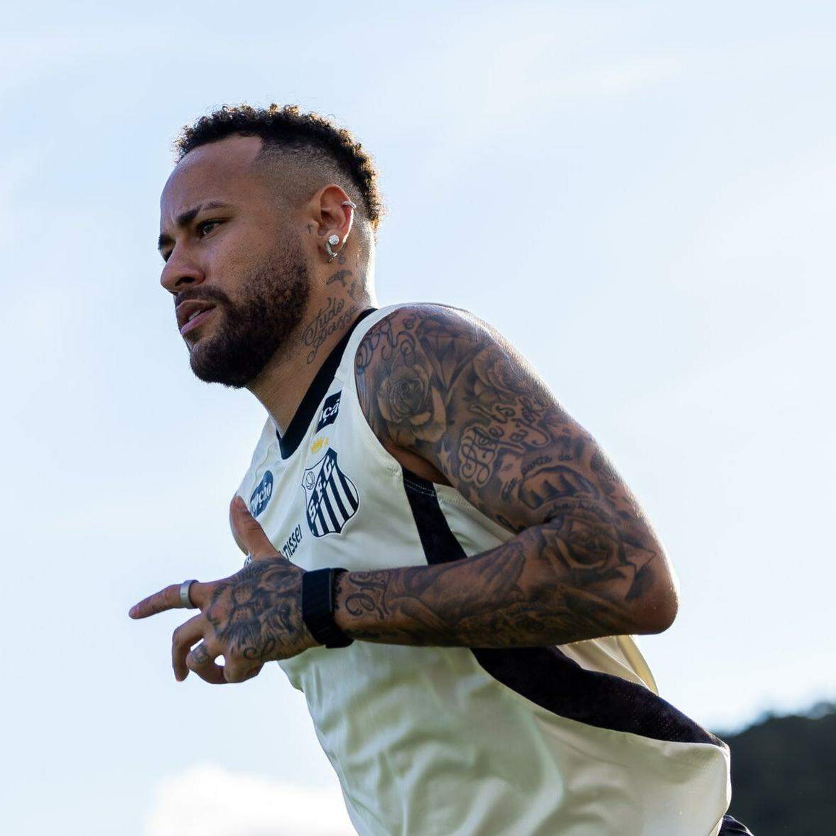 Neymar seguirá treinando no CT Rei Pelé e deve encarar o Corinthians no domingo (15)