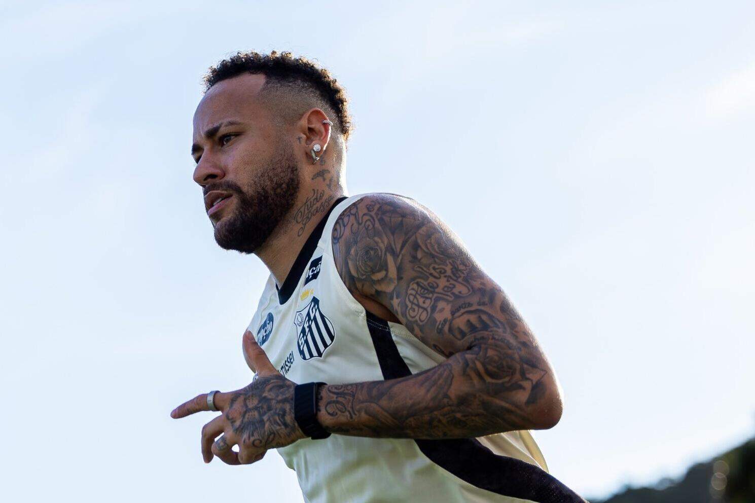 Neymar seguirá treinando no CT Rei Pelé e deve encarar o Corinthians no domingo (15)