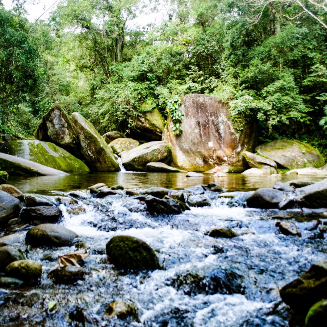 O Poço das Antas conta com trilhas, cachoeira e piscina natural
