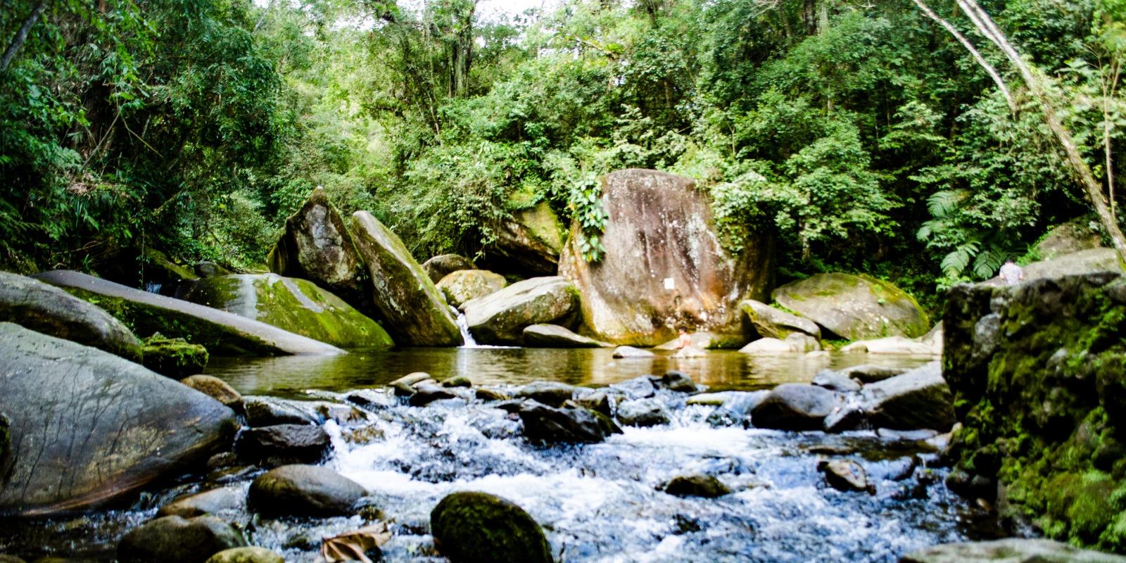 O Poço das Antas conta com trilhas, cachoeira e piscina natural
