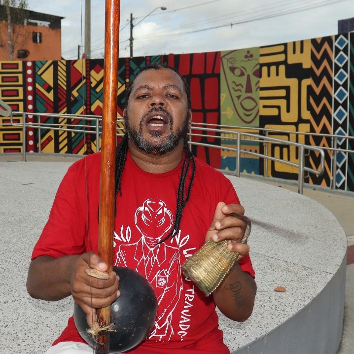 Este é o oitavo livro de Nego Panda, que é mestre de capoeira