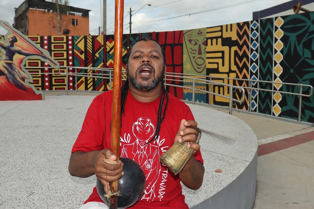 Este é o oitavo livro de Nego Panda, que é mestre de capoeira