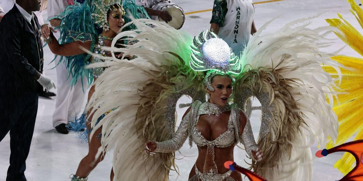 Francine desfilou pela X-9 na passarela Drauzio da Cruz na madrugada o último domingo (08)