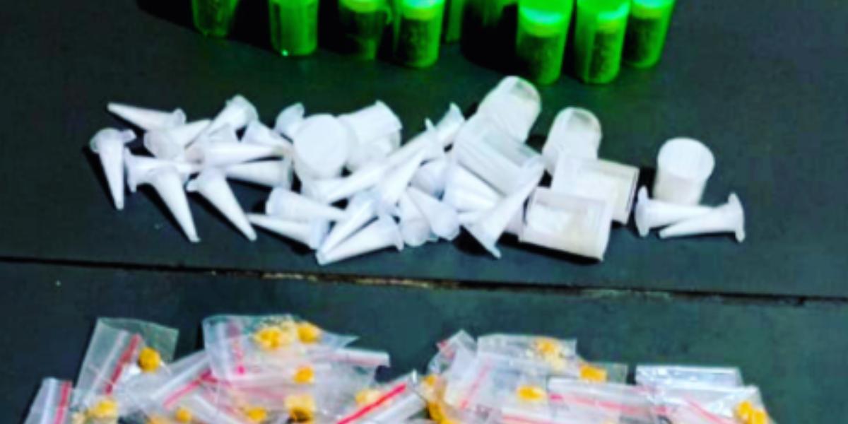 O homem tentou oferecer R$ 3 mil aos policiais para ser liberado, configurando o crime de corrupção ativa