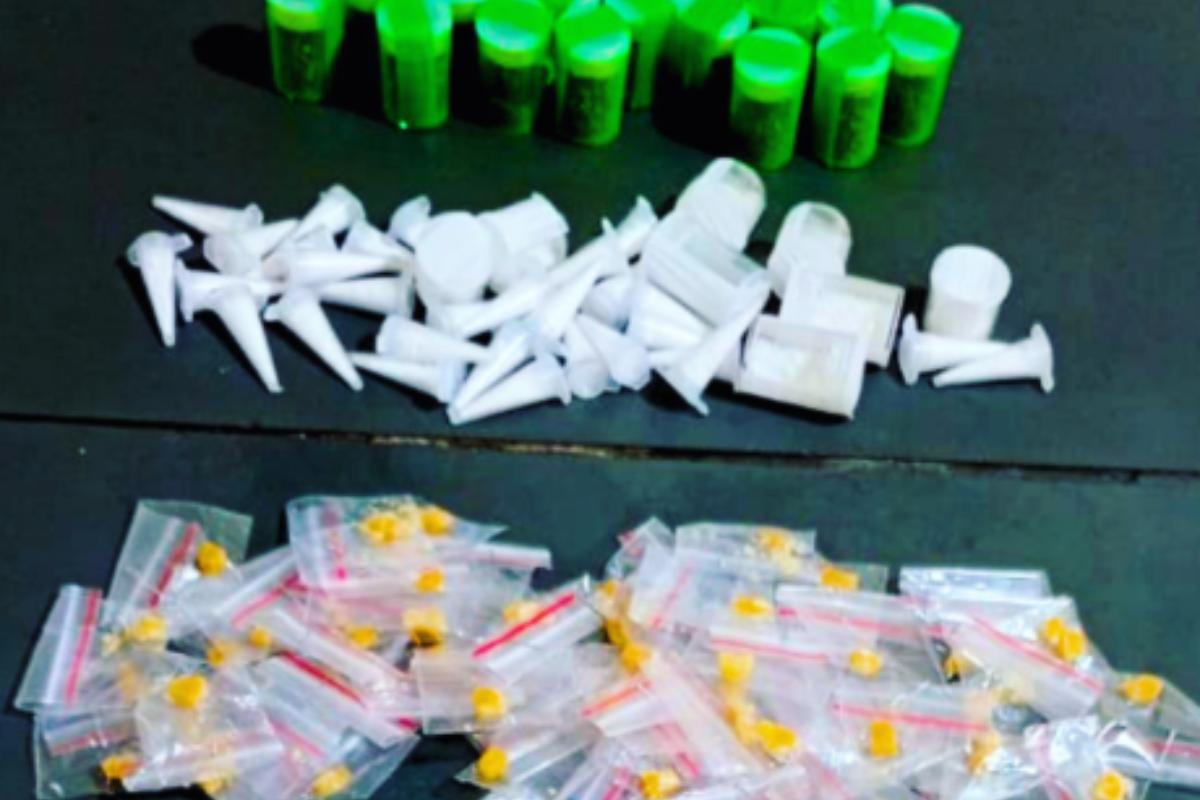 O homem tentou oferecer R$ 3 mil aos policiais para ser liberado, configurando o crime de corrupção ativa