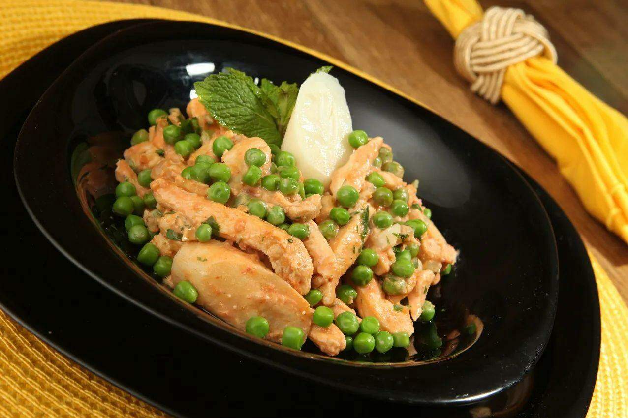 momento-boa-mesa-como-preparar-um-delicioso-frango-com-molho-de-ervilhas