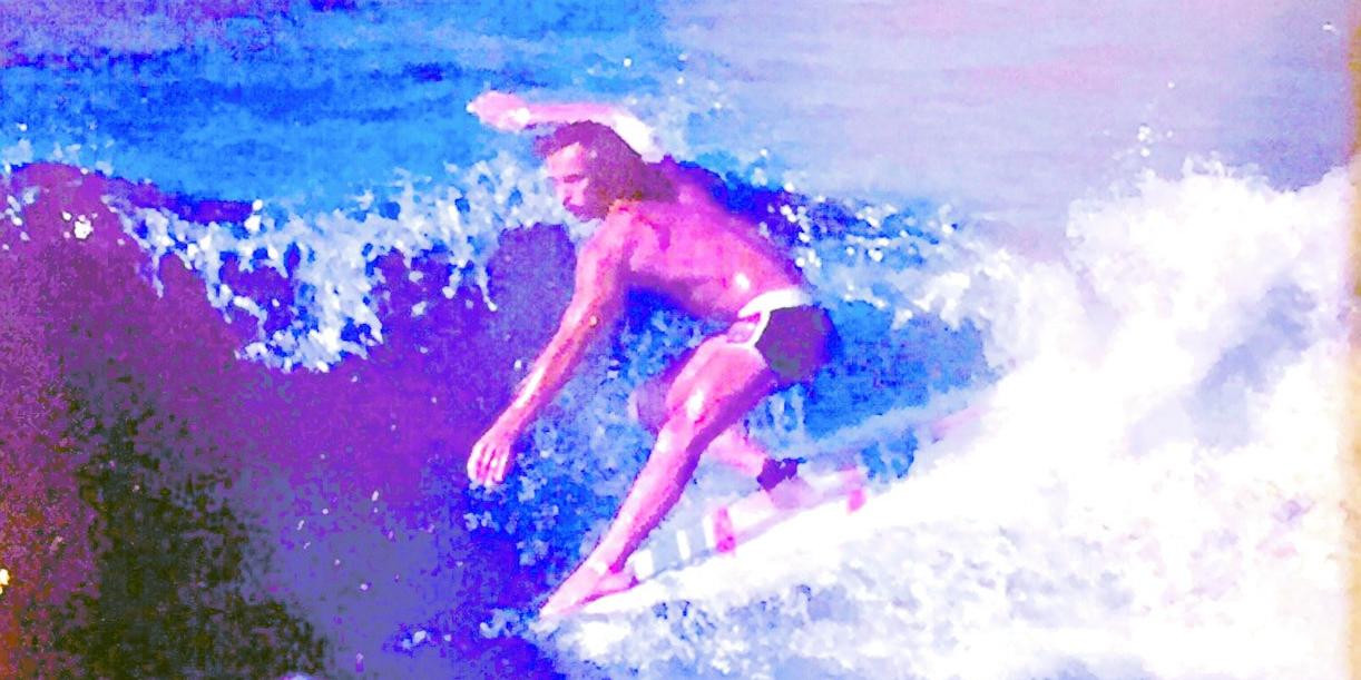Daniel Friedmann surfando na Praia do Pepino, em 1978, e executando um Hang Five