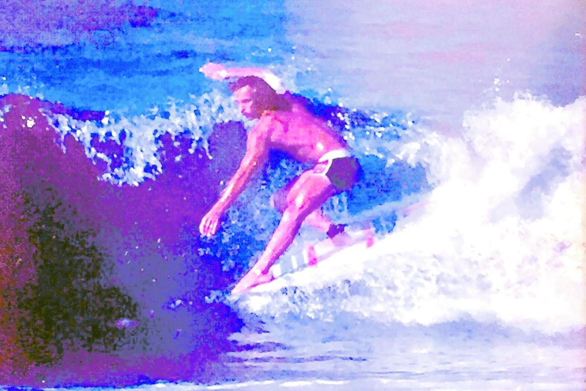 Daniel Friedmann surfando na Praia do Pepino, em 1978, e executando um Hang Five