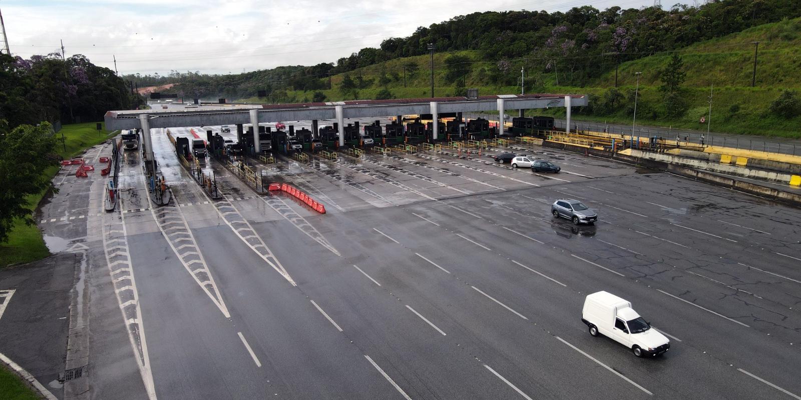 Cabines para cobrança de pedágio funcionam como uma barreira, diminuindo a velocidade e deixando a viagem mais longa para os motoristas