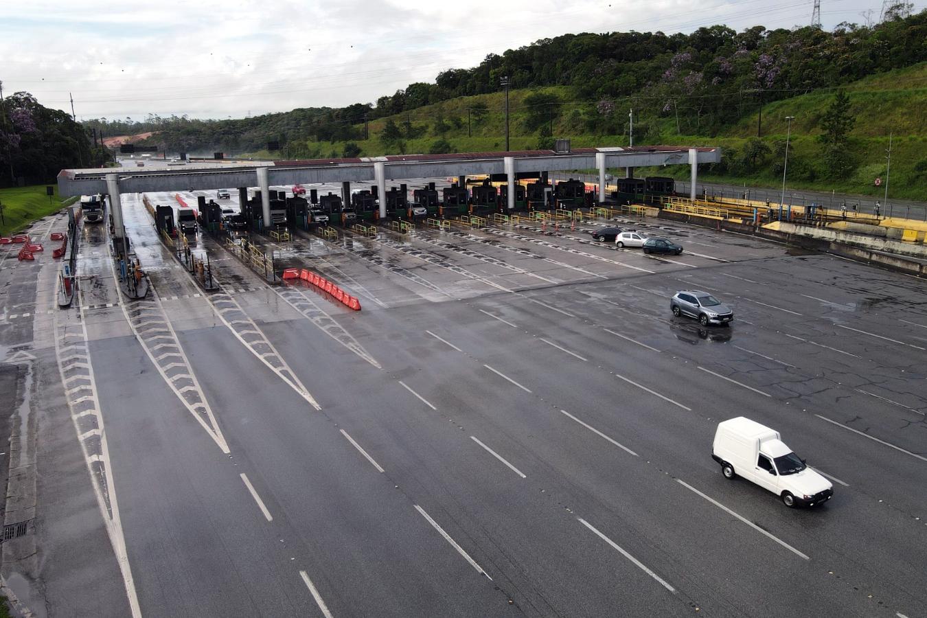 Toll collection booths are not planned for the third lane of Imigrantes Highway