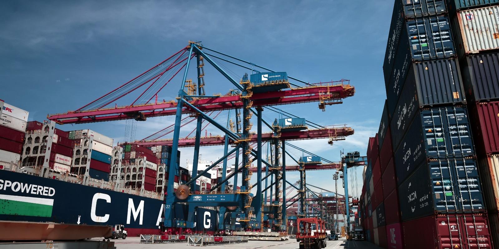 Porto de Santos, responsável por 78,7% das exportações de café, que são escoadas em contêineres