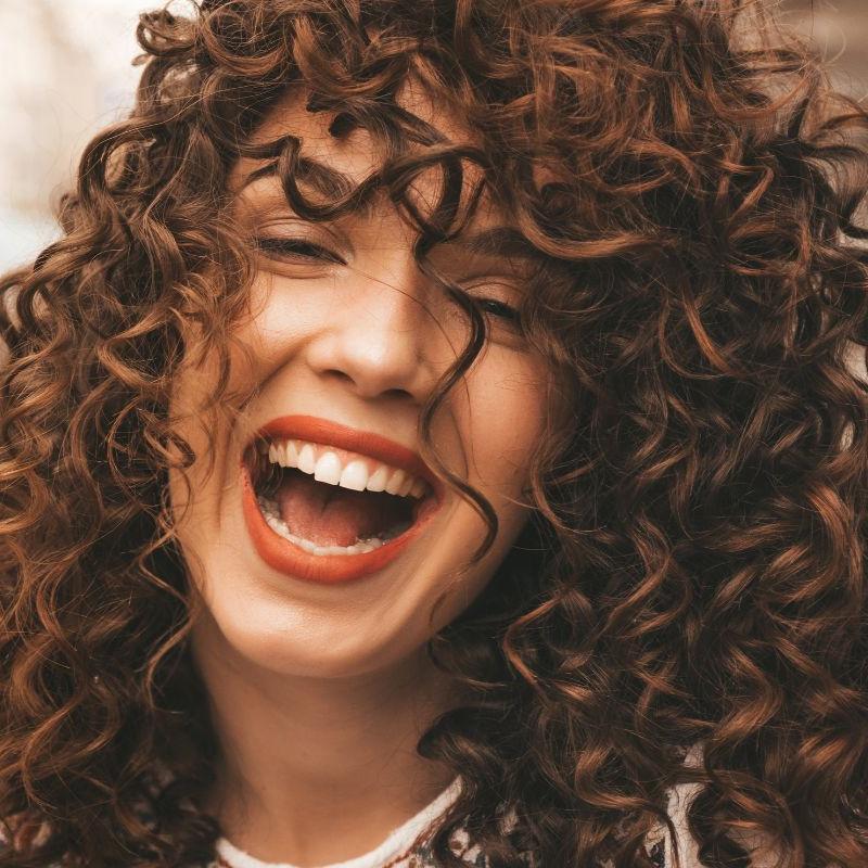 Só quem tem cabelos cacheados entende a real importância de estar com eles definidos, com volume ideal e finalizado da maneira correta