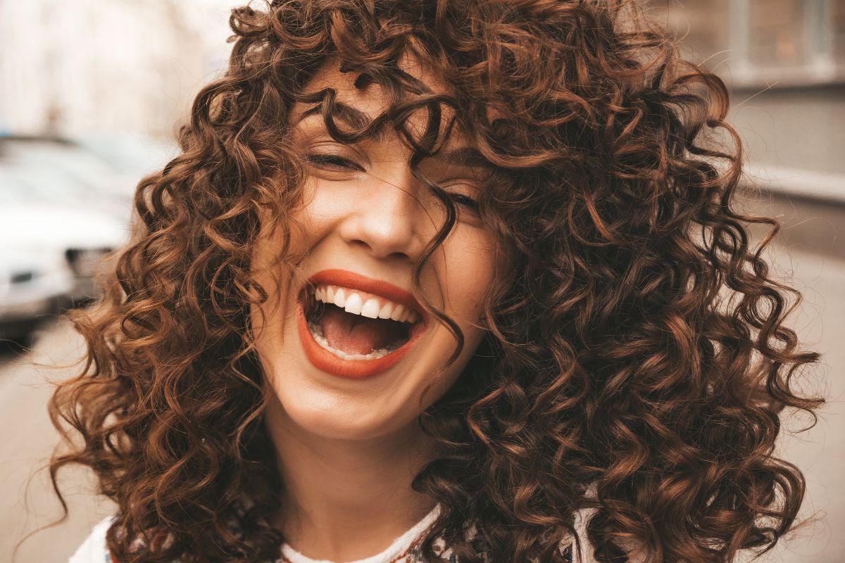 Só quem tem cabelos cacheados entende a real importância de estar com eles definidos, com volume ideal e finalizado da maneira correta