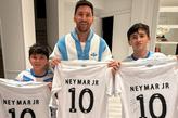 Messi e os filhos com a camisa autografada enviada pelo amigo e ex-parceiro de clube, Neymar