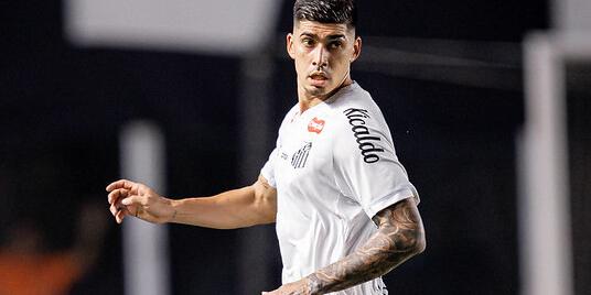 Adonis Frías é o zagueiro mais acionado por Vojvoda: sete participações em nove jogos