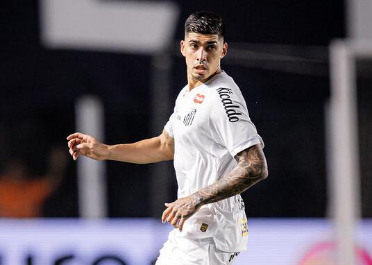 Adonis Frías é o zagueiro mais acionado por Vojvoda: sete participações em nove jogos